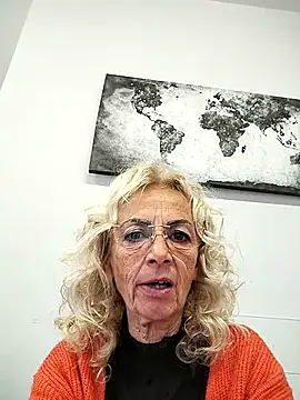 Snapshot of clarabell4 chatting on 11-28-25, 08:39 clarabell4 online show from 11-28-25, 08:39