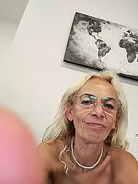 Snapshot of clarabell4 chatting on 06-17-26, 08:28 clarabell4 online show from 06-17-26, 08:28