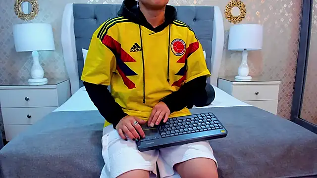 ZoeKrug online show from 10-11-25, 11:53