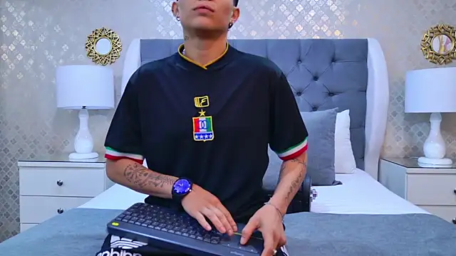 ZoeKrug online show from 10-28-25, 11:47