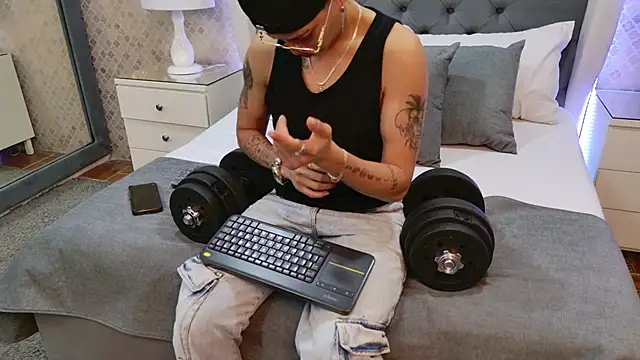 ZoeKrug online show from 12-20-25, 07:21