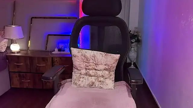 Snapshot of SunhariGirl chatting on 11-29-25, 03:42 SunhariGirl online show from 11-29-25, 03:42