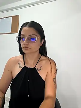Snapshot of Coralinne__ chatting on 05-04-26, 01:12 Coralinne online show from 05-04-26, 01:12