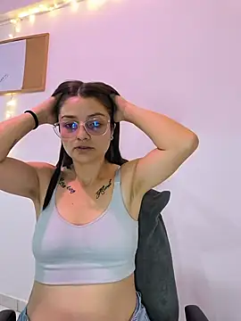 Snapshot of Coralinne__ chatting on 05-19-26, 01:56 Coralinne online show from 05-19-26, 01:56