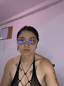 Snapshot of Coralinne__ chatting on 05-22-26, 01:02 Coralinne online show from 05-22-26, 01:02
