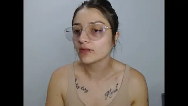Snapshot of Coralinne__ chatting on 05-30-26, 01:03 Coralinne online show from 05-30-26, 01:03