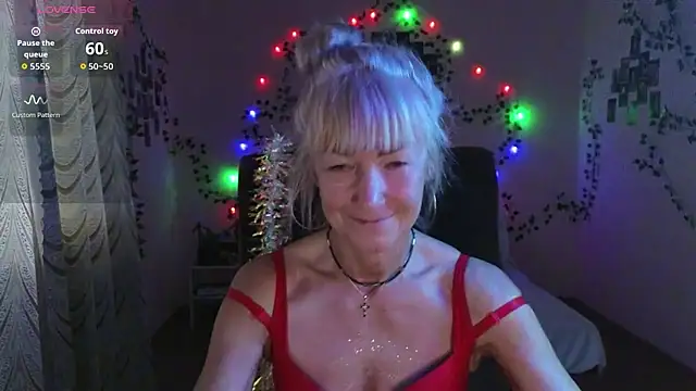Snapshot of Laura_Gol chatting on 12-17-25, 05:46 Laura Gol online show from 12-17-25, 05:46