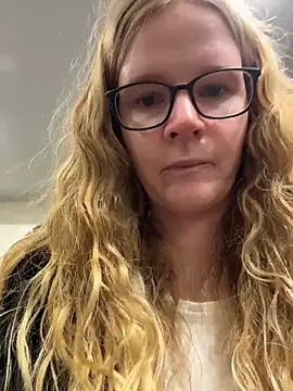 Snapshot of Bikergirl_97 chatting on 11-19-25, 11:54 Bikergirl 97 online show from 11-19-25, 11:54