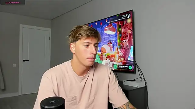 DaniHort online show from 12-15-25, 09:02