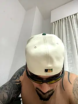 Snapshot of penebunny chatting on 12-15-25, 04:39 penebunny online show from 12-15-25, 04:39