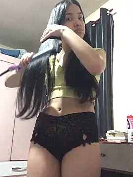 Snapshot of ashleyy20 chatting on 12-17-25, 12:44 ashleyy20 online show from 12-17-25, 12:44