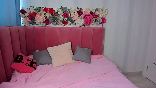 AnimeAlica18 online show from 09-18-25, 03:41