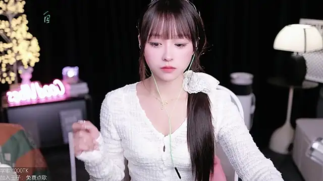 Snapshot of coward_by chatting on 10-20-25, 09:21 coward by online show from 10-20-25, 09:21