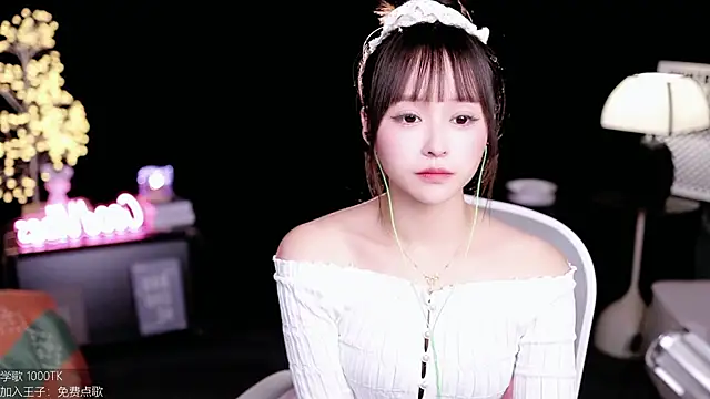 Snapshot of coward_by chatting on 10-27-25, 09:35 coward by online show from 10-27-25, 09:35