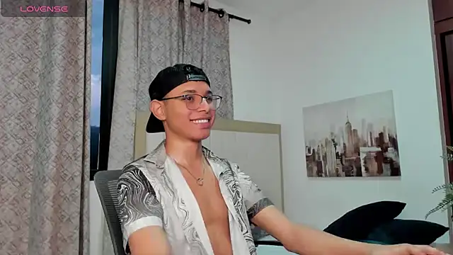 Snapshot of tristan_gold chatting on 09-21-25, 10:44 tristan gold online show from 09-21-25, 10:44