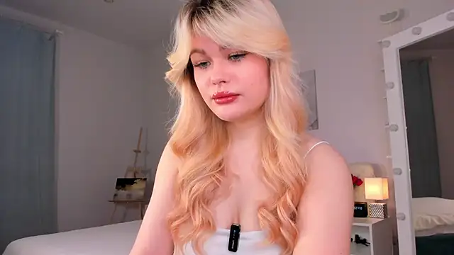 Snapshot of ShyEmma_ chatting on 05-15-26, 01:01 ShyEmma online show from 05-15-26, 01:01