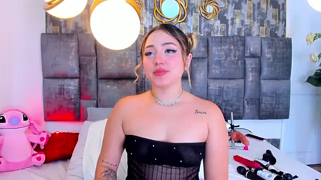 Snapshot of PatyLawrence chatting on 10-25-25, 04:31 PatyLawrence online show from 10-25-25, 04:31