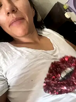 Snapshot of Huitaca_ chatting on 10-26-25, 02:23 Huitaca online show from 10-26-25, 02:23