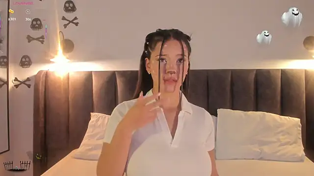 Sophie Smith19  online show from 10-31-25, 01:45