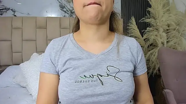 cloesummerr  online show from 02-21-26, 12:39