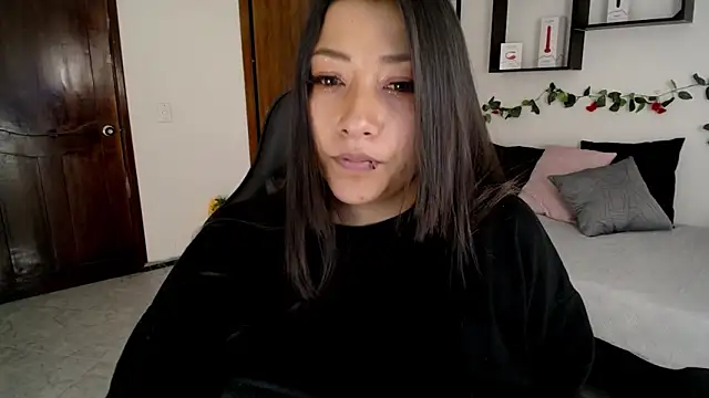 Mia 1120 online show from 10-23-25, 08:18