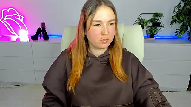 Snapshot of Sofii_darling chatting on 02-18-26, 05:31 Sofii darling online show from 02-18-26, 05:31