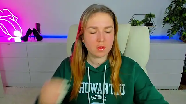 Snapshot of Sofii_darling chatting on 02-19-26, 05:42 Sofii darling online show from 02-19-26, 05:42