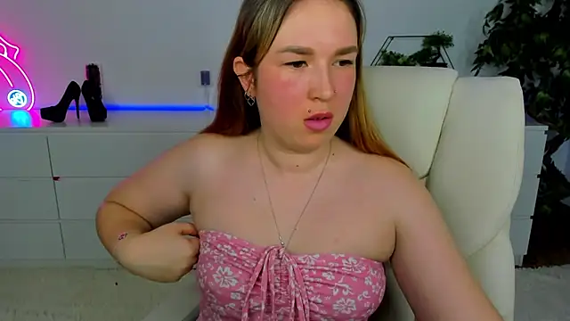 Snapshot of Sofii_darling chatting on 03-04-26, 05:41 Sofii darling online show from 03-04-26, 05:41