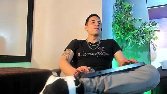 Snapshot of Dustin_Sonne chatting on 07-20-26, 03:43 Dustin Sonne online show from 07-20-26, 03:43