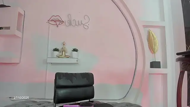 Snapshot of Vicky_Hottman chatting on 10-28-25, 04:16 Vicky Hottman online show from 10-28-25, 04:16