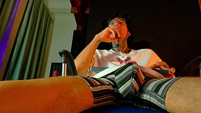 Snapshot of david_huge chatting on 07-18-26, 05:55 david huge online show from 07-18-26, 05:55