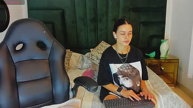 Snapshot of valerieMattson chatting on 10-31-25, 03:02 valerieMattson online show from 10-31-25, 03:02