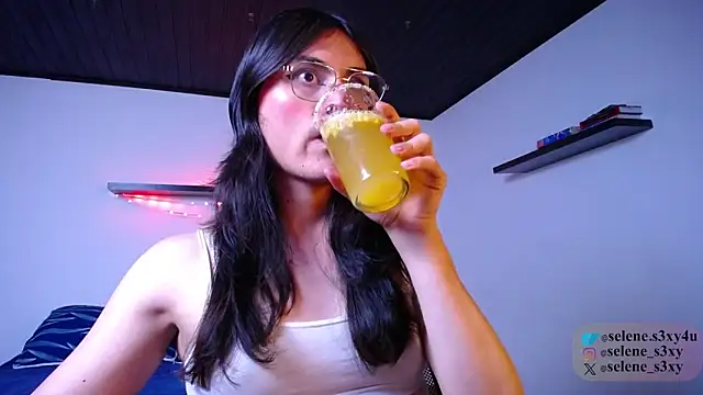 Snapshot of selene_s3x chatting on 09-29-25, 10:47 selene s3x online show from 09-29-25, 10:47