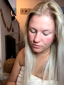 Snapshot of Charleigh_xx chatting on 10-07-25, 08:33 Charleigh xx online show from 10-07-25, 08:33