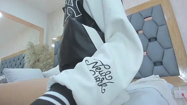 Snapshot of crystal_sm chatting on 03-19-26, 03:10 crystal sm online show from 03-19-26, 03:10