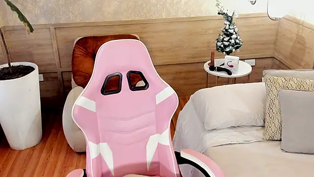 Snapshot of Skyyle_ chatting on 12-17-25, 01:28 Skyyle online show from 12-17-25, 01:28