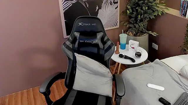 Snapshot of Skyyle_ chatting on 02-18-26, 12:56 Skyyle online show from 02-18-26, 12:56