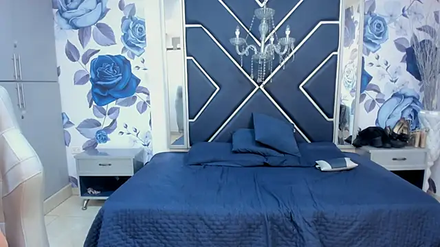 Snapshot of LatinaHoleQueen chatting on 10-24-25, 02:24 LatinaHoleQueen online show from 10-24-25, 02:24