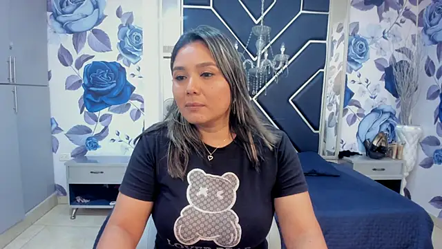 Snapshot of LatinaHoleQueen chatting on 10-25-25, 02:56 LatinaHoleQueen online show from 10-25-25, 02:56