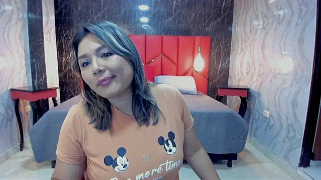 Snapshot of LatinaHoleQueen chatting on 11-17-25, 02:34 LatinaHoleQueen online show from 11-17-25, 02:34