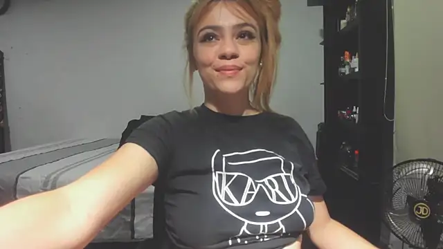 Snapshot of KATA_BLONDE chatting on 10-10-25, 01:37 KATA BLONDE online show from 10-10-25, 01:37