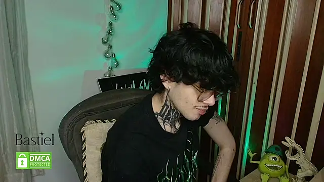 Snapshot of Mihail_leroy chatting on 10-01-25, 01:11 Mihail leroy online show from 10-01-25, 01:11