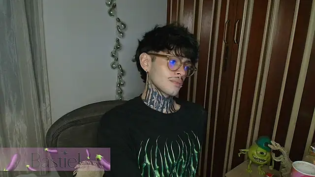 Snapshot of Mihail_leroy chatting on 11-26-25, 02:45 Mihail leroy online show from 11-26-25, 02:45