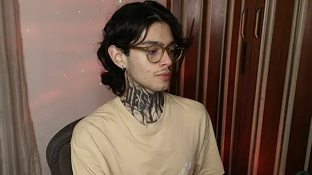 Snapshot of Mihail_leroy chatting on 06-19-26, 03:11 Mihail leroy online show from 06-19-26, 03:11