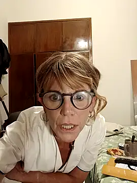 Snapshot of Polly23 chatting on 12-19-25, 10:39 Polly23 online show from 12-19-25, 10:39