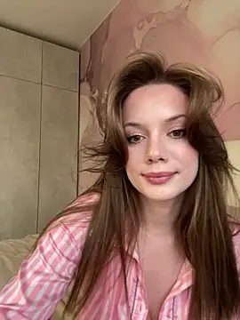 Snapshot of Rosie_Holmes_ chatting on 10-04-25, 12:47 Rosie Holmes  online show from 10-04-25, 12:47