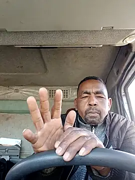 Snapshot of Bob_black chatting on 02-14-26, 08:33 Bob black online show from 02-14-26, 08:33