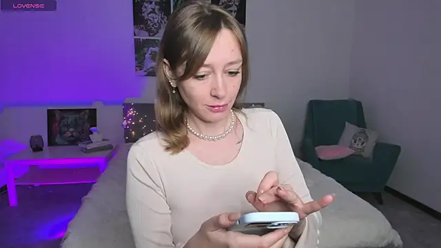 Snapshot of evashiny_ chatting on 11-28-25, 03:42 evashiny online show from 11-28-25, 03:42