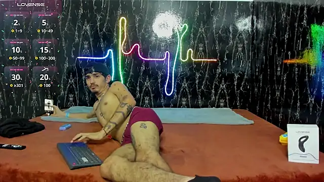 Snapshot of nextboywell1 chatting on 12-23-25, 03:04 nextboywell1 online show from 12-23-25, 03:04