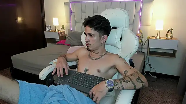 Snapshot of nextboywell1 chatting on 04-13-26, 03:17 nextboywell1 online show from 04-13-26, 03:17